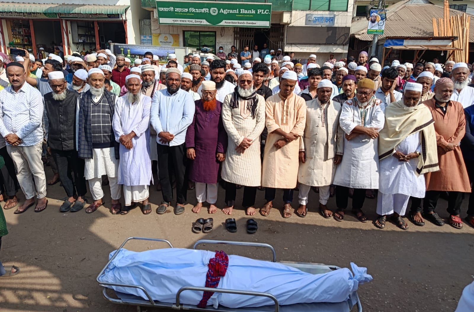 পুরাণবাজারের বিশিষ্ট ব্যবসায়ী ইউনুছ মাঝির জানাজা ও দাফন