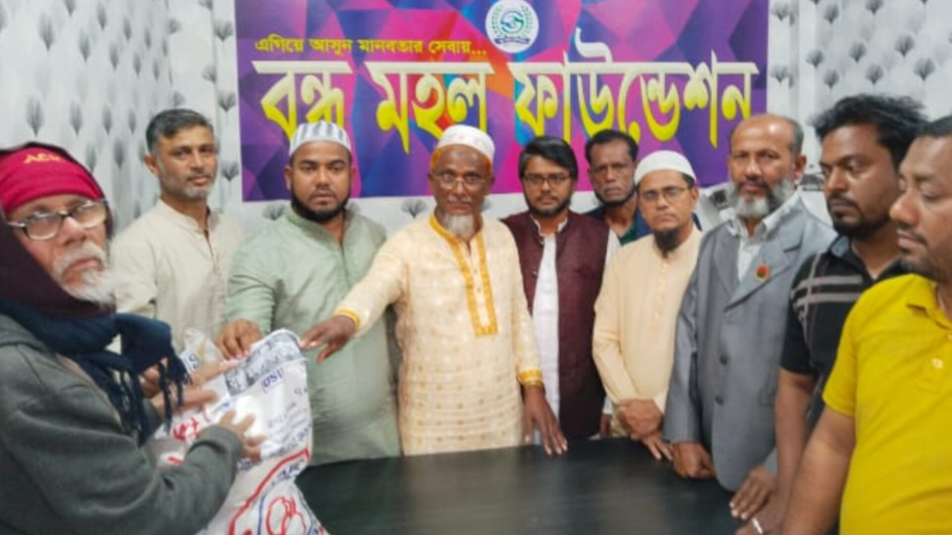 তরপুরচন্ডীতে বন্ধু মহল ফাউন্ডেশনের ইফতার সামগ্রী বিতরণ