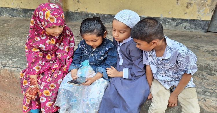 ভোটকেন্দ্রে এসেও মোবাইল আসক্তি!