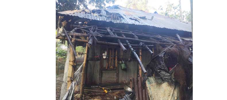 রামগঞ্জে দুর্বৃত্তদের দেওয়া আগুনে একের পর এক পুড়লো বসতঘর