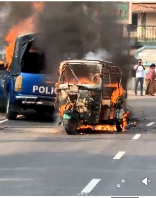 চাঁদপুর পুলিশ লাইনসের সামনে সিএনজিতে আগুন, পুলিশের গাড়িও পুড়ে ক্ষতিগ্রস্ত