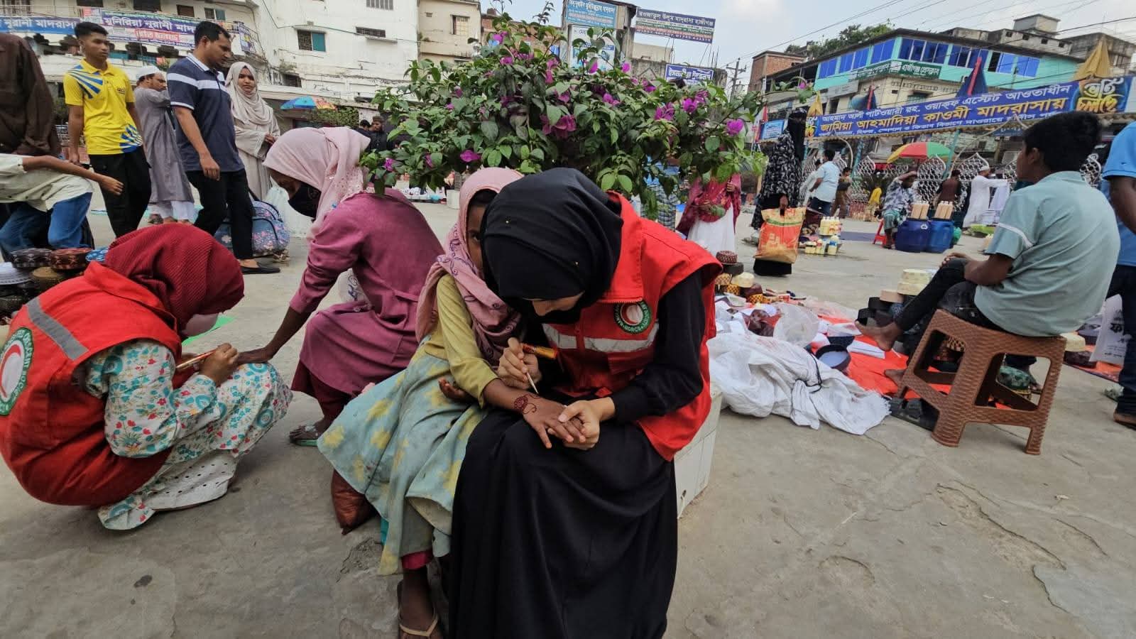 হাজীগঞ্জ যুব রেড ক্রিসেন্টের পথশিশুদের নিয়ে ঈদ মেহেদী উৎসব