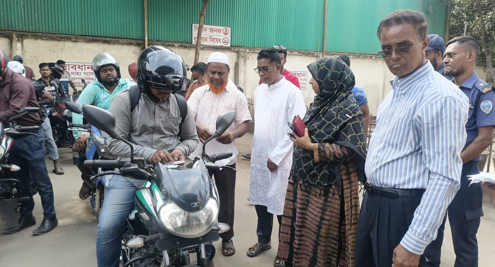 ইউএনওর উপস্থিতি টের পেয়ে উধাও কয়েকশ'মোটরসাইকেল!