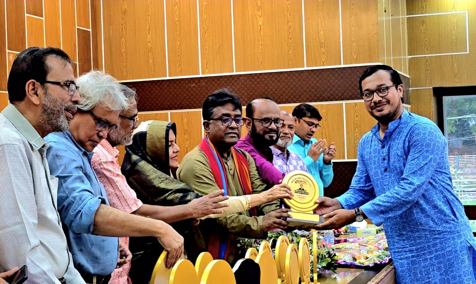 লক্ষ্মীপুরে সাহিত্য সম্মেলনে পুরস্কার পেলেন গবেষক মুহাম্মদ ফরিদ হাসান