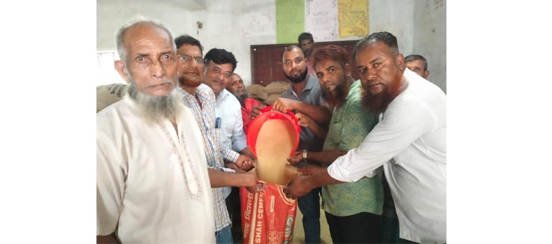 কচুয়ার সহদেবপুর ইউনিয়নে দুঃস্থ ও অসহায় পরিবারের মাঝে ভিজিএফের চাল বিতরণ