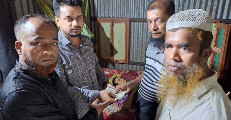 লাখ টাকায় বাঁচতে পারে তিন শিশু সন্তানের মা ফারজানা
