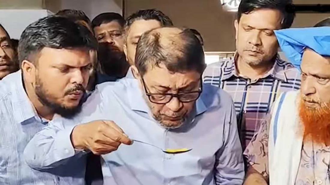 স্বাস্থ্যমন্ত্রীর চামচে ফুঁ দেওয়া মানুষটি কে?