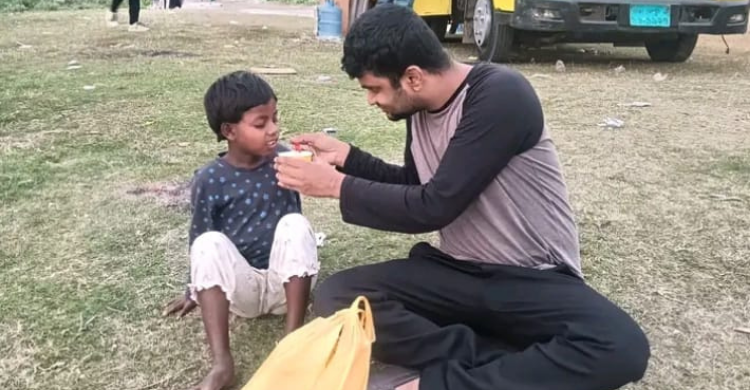 অসহায় মানুষের পাশে স্বেচ্ছাসেবক সাজ্জাদ সেলিম
