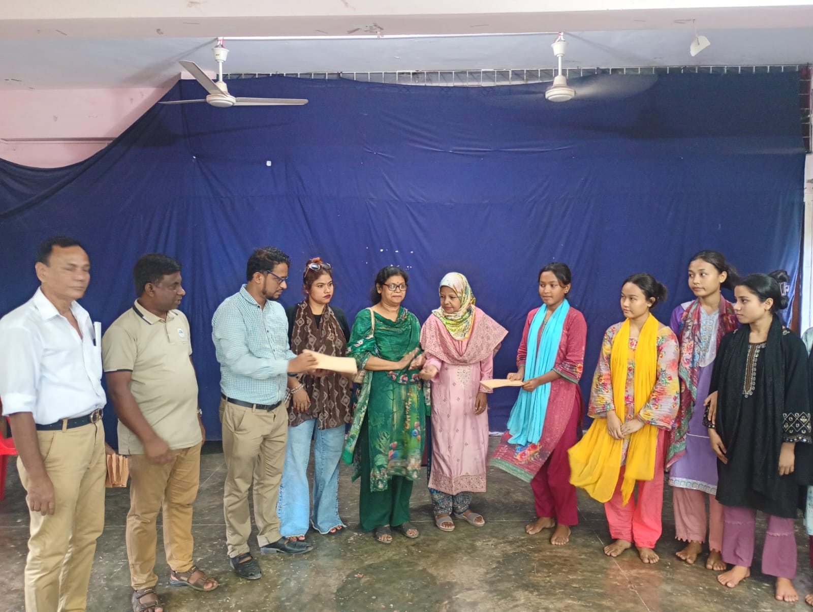ওয়েফ-এর পক্ষ থেকে নারী ফুটবলার ও নৃত্যশিল্পীদের সম্মানী প্রদান