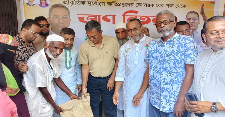 দুর্যোগ ক্ষতিগ্রস্তদেরকে শেখ ফরিদ আহম্মেদ মানিক এমপি'র সরকারি ত্রাণ বিতরণ