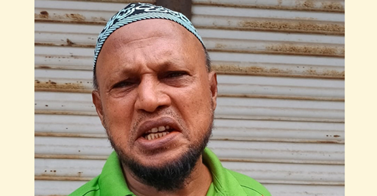 খেলা না দেখেও ফুটবলের আনন্দ খুঁজে পান কৃষক রজ্জব আলী