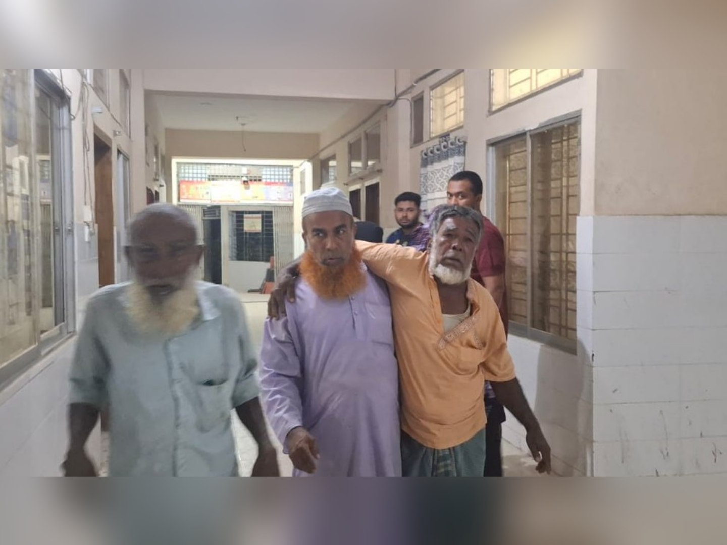 আদালতে মামলা দায়েরের সংবাদে প্রতিপক্ষের হামলায় আহত ৩