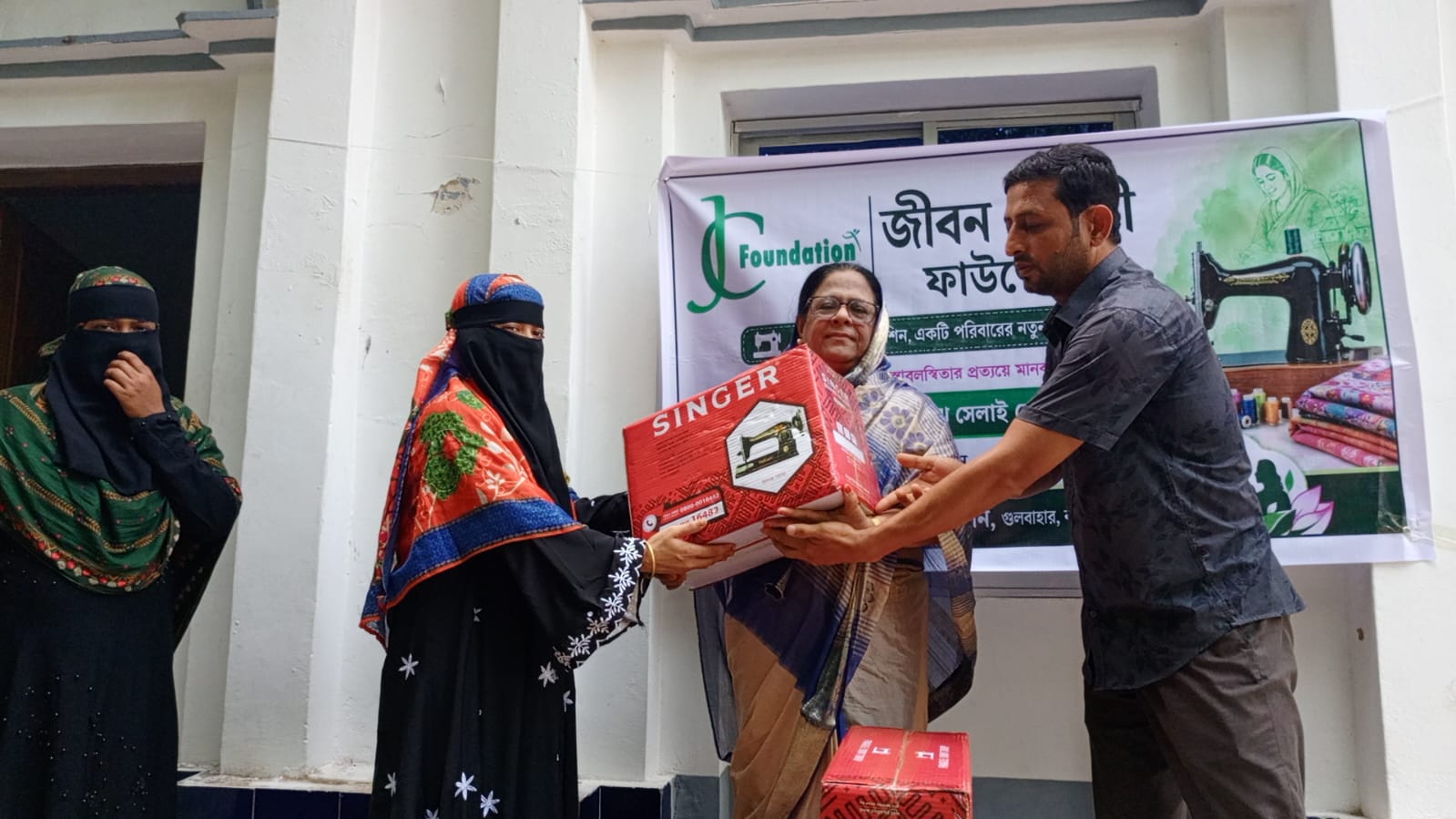 কচুয়ায় তিন পরিবারকে সেলাই মেশিন দিলো জীবন চৌধুরী ফাউন্ডেশন