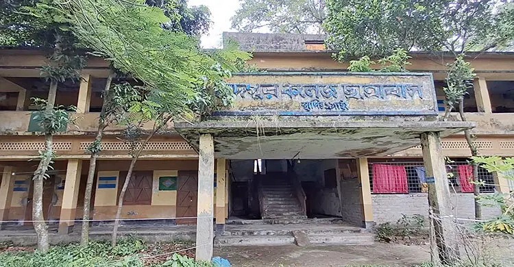 পরিত্যক্ত ছাত্রাবাসে মাদকের আখড়া