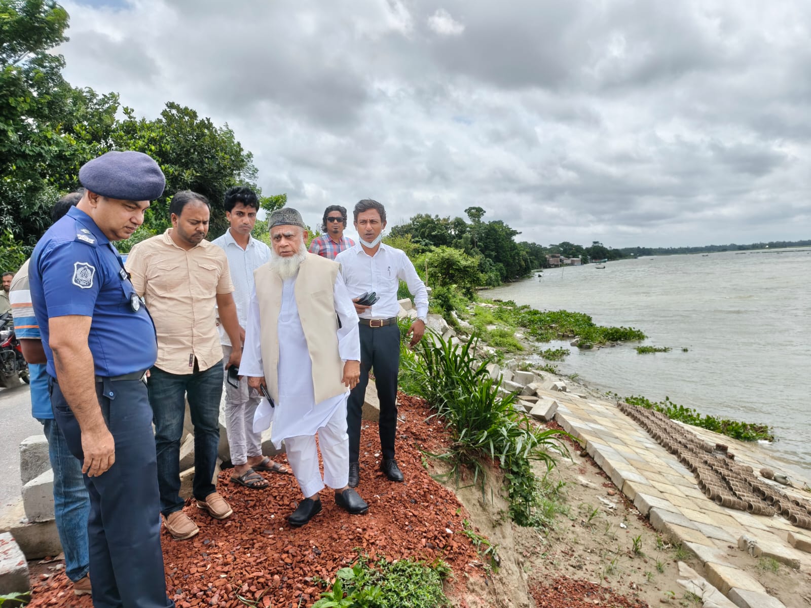 মেঘনা-ধনাগোদা সেচ প্রকল্প বেড়িবাঁধ রক্ষায় চলমান উন্নয়ন কাজ পরিদর্শনে ড. জালাল উদ্দিন এমপি