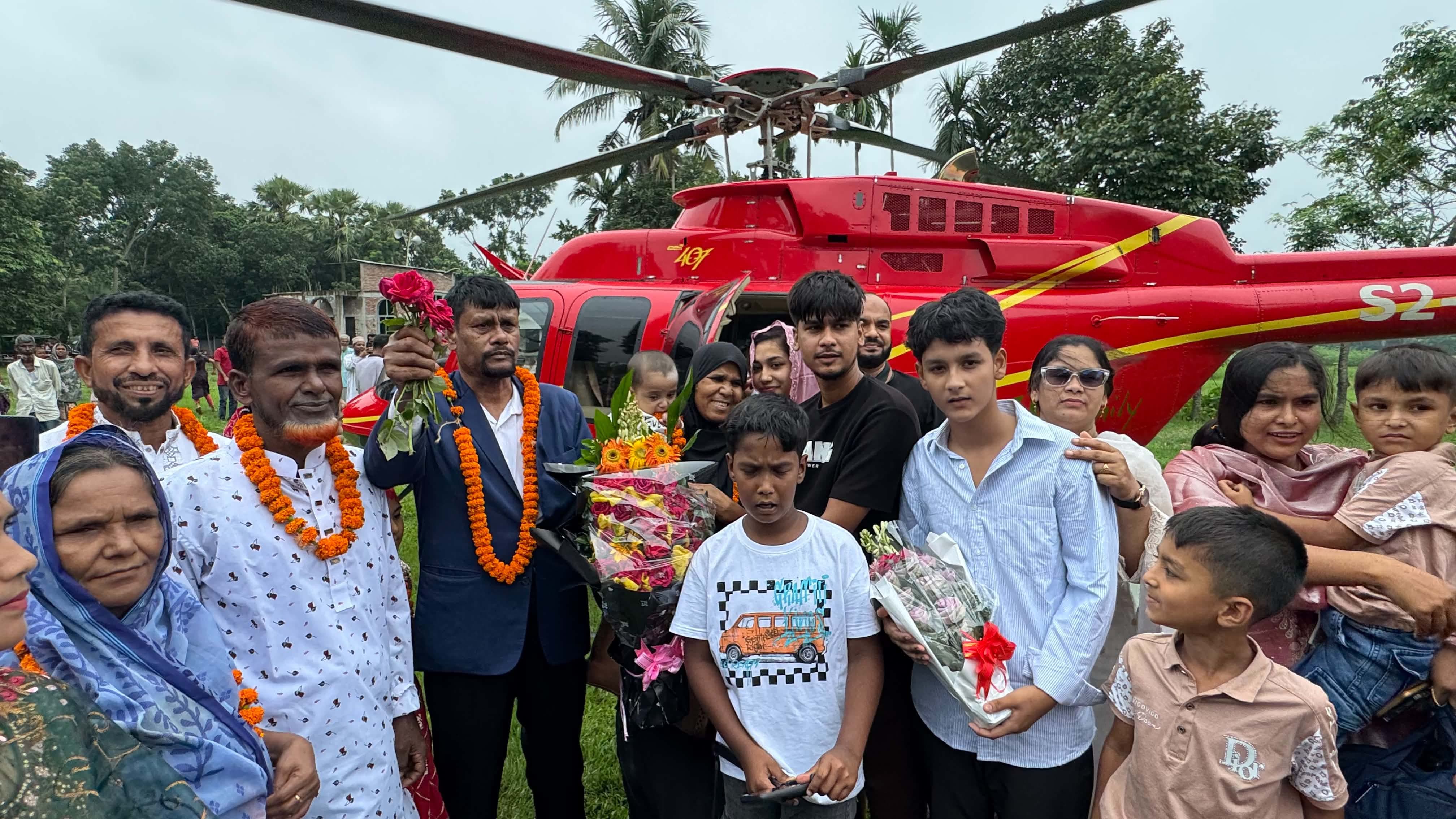 সন্তানদের স্বপ্ন পূরণে হেলিকপ্টারে চড়ে নিজ গ্রামে ফিরলেন সৌদি প্রবাসী শফিকুল ইসলাম