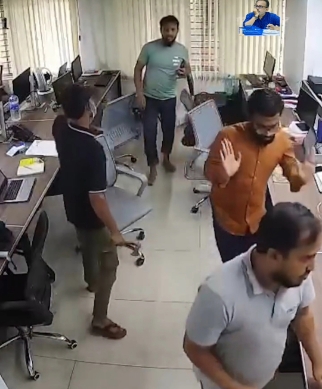 ডিজিটাল সন্ত্রাসের নতুন রূপ: চট্টগ্রামে প্রকাশ্য তাণ্ডব, রাষ্ট্রের কর্তৃত্বের সামনে এক নির্মম প্রশ্ন!