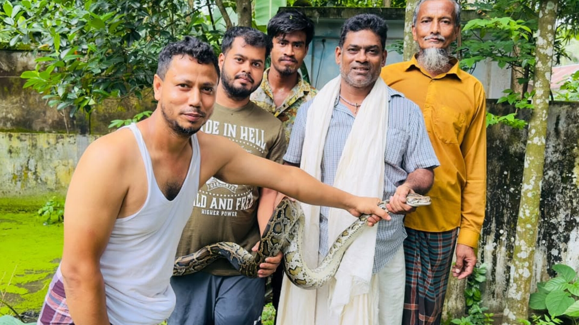অবশেষে ধরা পড়লো হাঁস-মুরগী ধরে খাওয়া অজগর