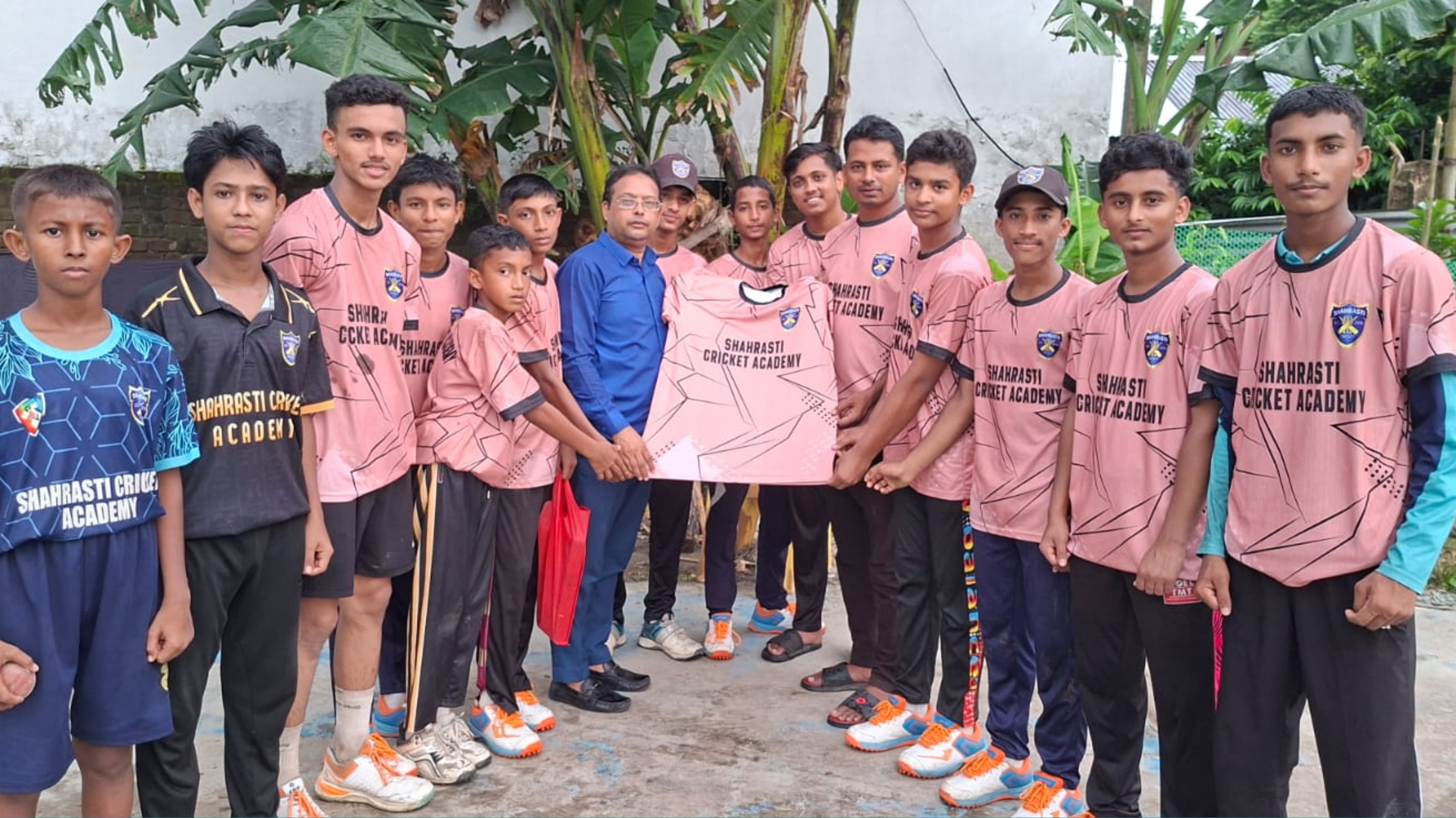 শাহরাস্তি ক্রিকেট একাডেমিতে সাংবাদিক হৃদয়কে সম্মাননা স্মারক প্রদান