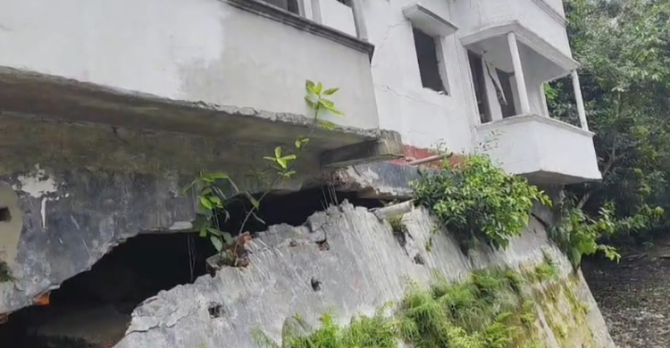 কচুয়ায় হেলে পড়লো প্রবাসীর নির্মাণাধীন স্বপ্নের ভবন