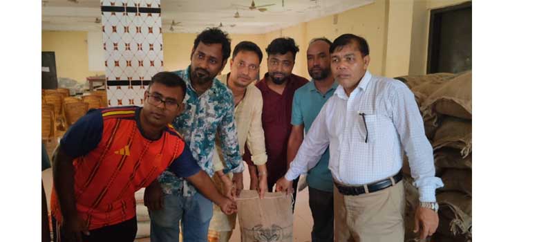 ছেংগারচর পৌরসভায় হিন্দু সম্প্রদায়ের মাঝে চাউল বিতরণ