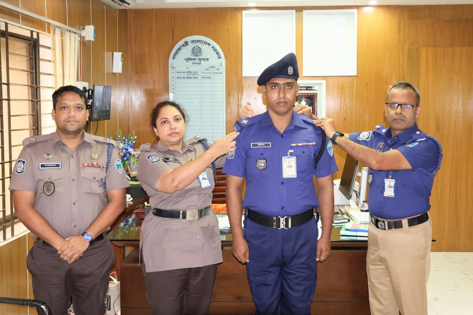 বিভাগীয় পদোন্নতিপ্রাপ্ত পুলিশ সদস্যকে র্যাংক ব্যাজ পরিধান