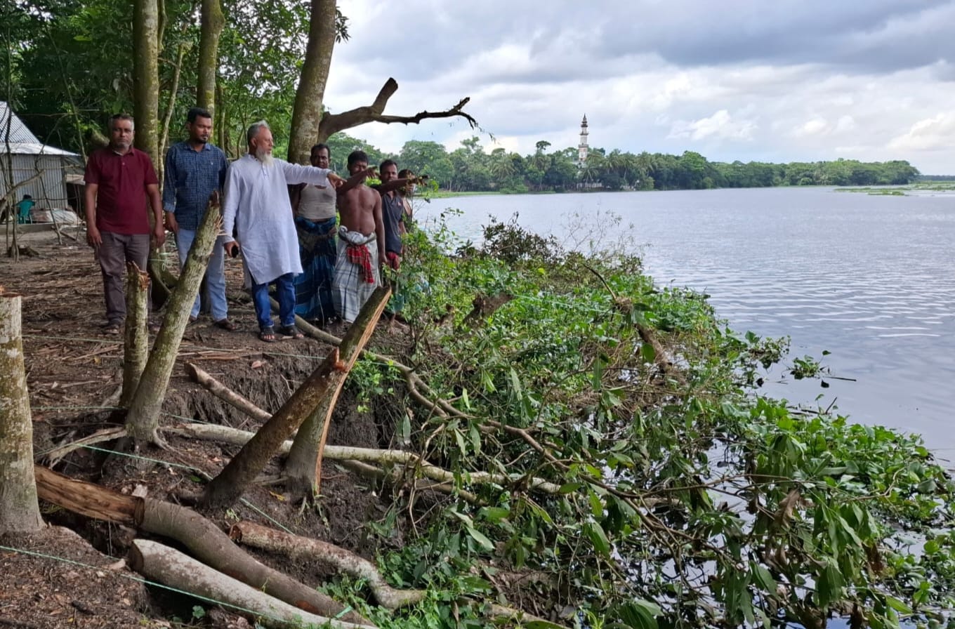 হুমকির মুখে কেয়ারের সড়ক ও বসতবাড়ি