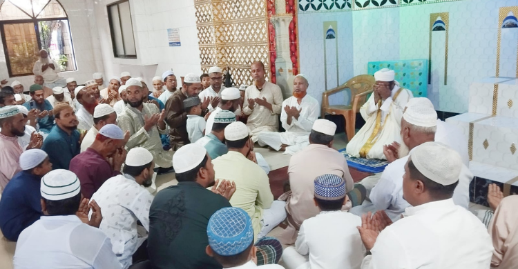 মতলব পৌরসভার সাবেক মেয়র এনামুল হক বাদলের রোগমুক্তি কামনায় দোয়া