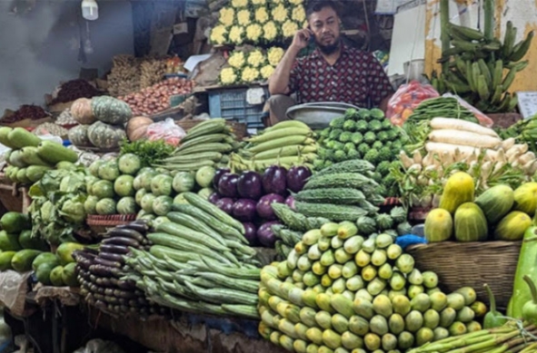 বেশিরভাগ সবজির দাম শতক ছাড়িয়েছে
