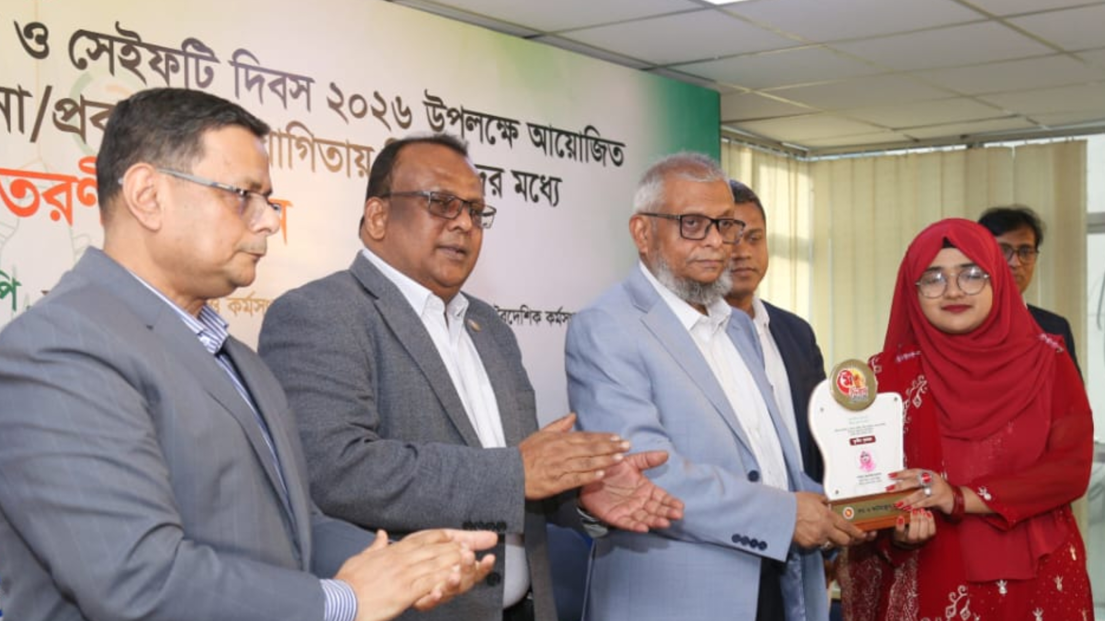 মে দিবসের জাতীয় রচনা প্রতিযোগিতায় দেশসেরা তৃতীয় চাঁদপুর সরকারি কলেজের সামিরা