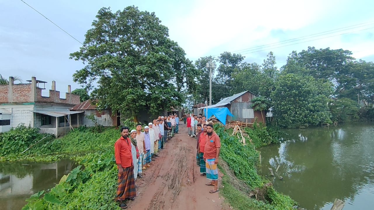 মতলব উত্তরে গালিমখাঁ বেড়িবাঁধ হতে বাংলা বাজার পর্যন্ত সড়কটি বেহাল