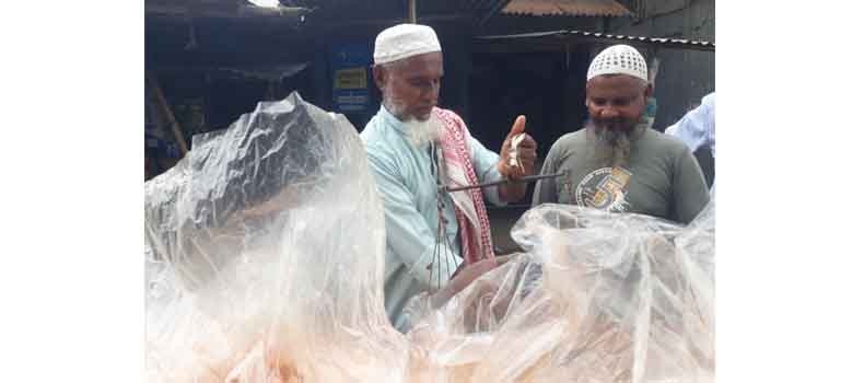 শ্রীনগরে সততা ও মিতব্যয়িতায় পথ দেখিয়েছেন ফেরিওয়ালা তোফাজ্জল