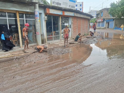 সাবেক ইউপি সদস্যের সহযোগিতায় পেন্নাই সড়কের নারায়ণপুর অংশের ড্রেন পরিষ্কার