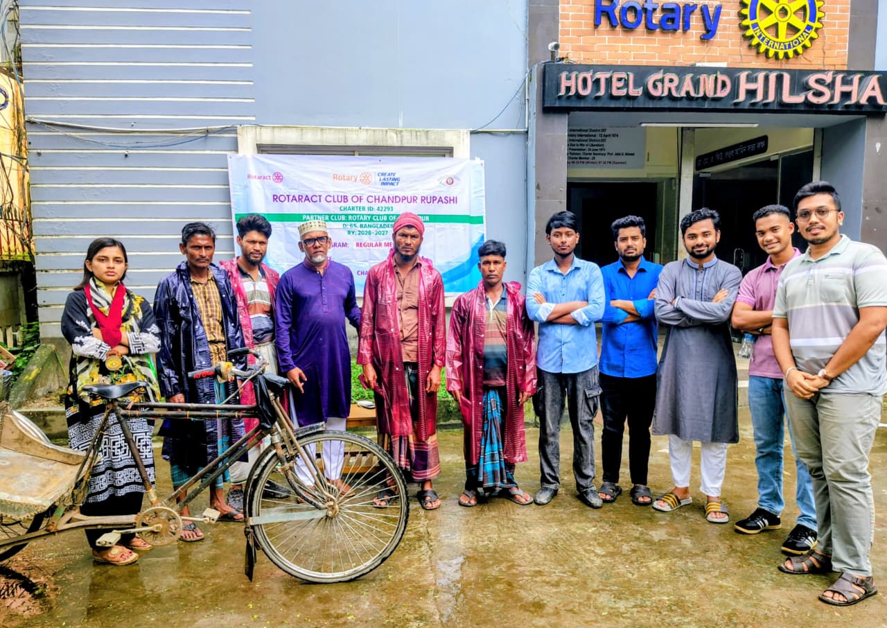 শ্রমজীবী মানুষের মাঝে রেইনকোট বিতরণ করলো রোটার্যাক্ট ক্লাব অব চাঁদপুর রূপসী