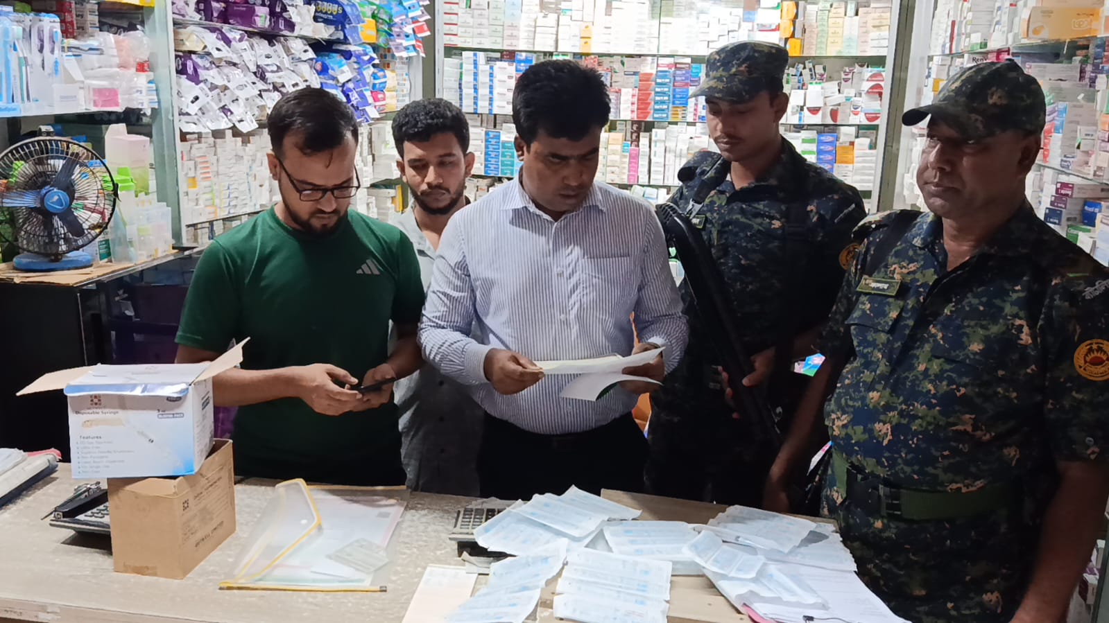 ফার্মেসিতে বিনামূল্যের সিরিঞ্জ মজুদের দায়ে ১০ হাজার টাকা জরিমানা