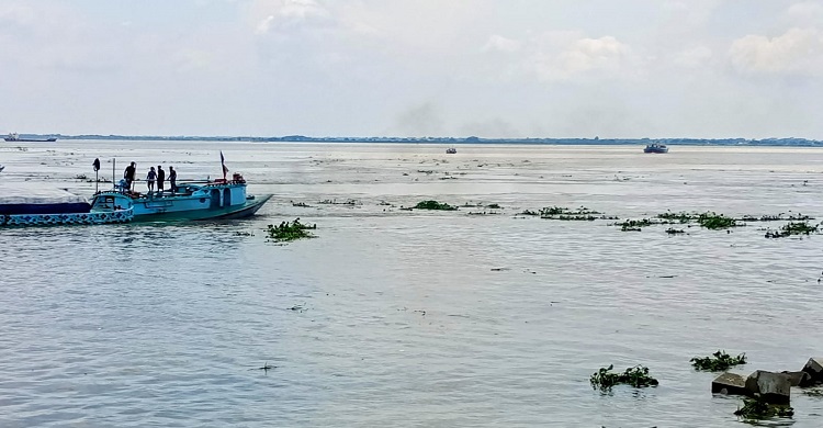 মেঘনার ঘূর্ণিস্রোতে ৪৪০০ বস্তা সিমেন্টসহ ট্রলার ডুবি, কোটি টাকার ক্ষতি