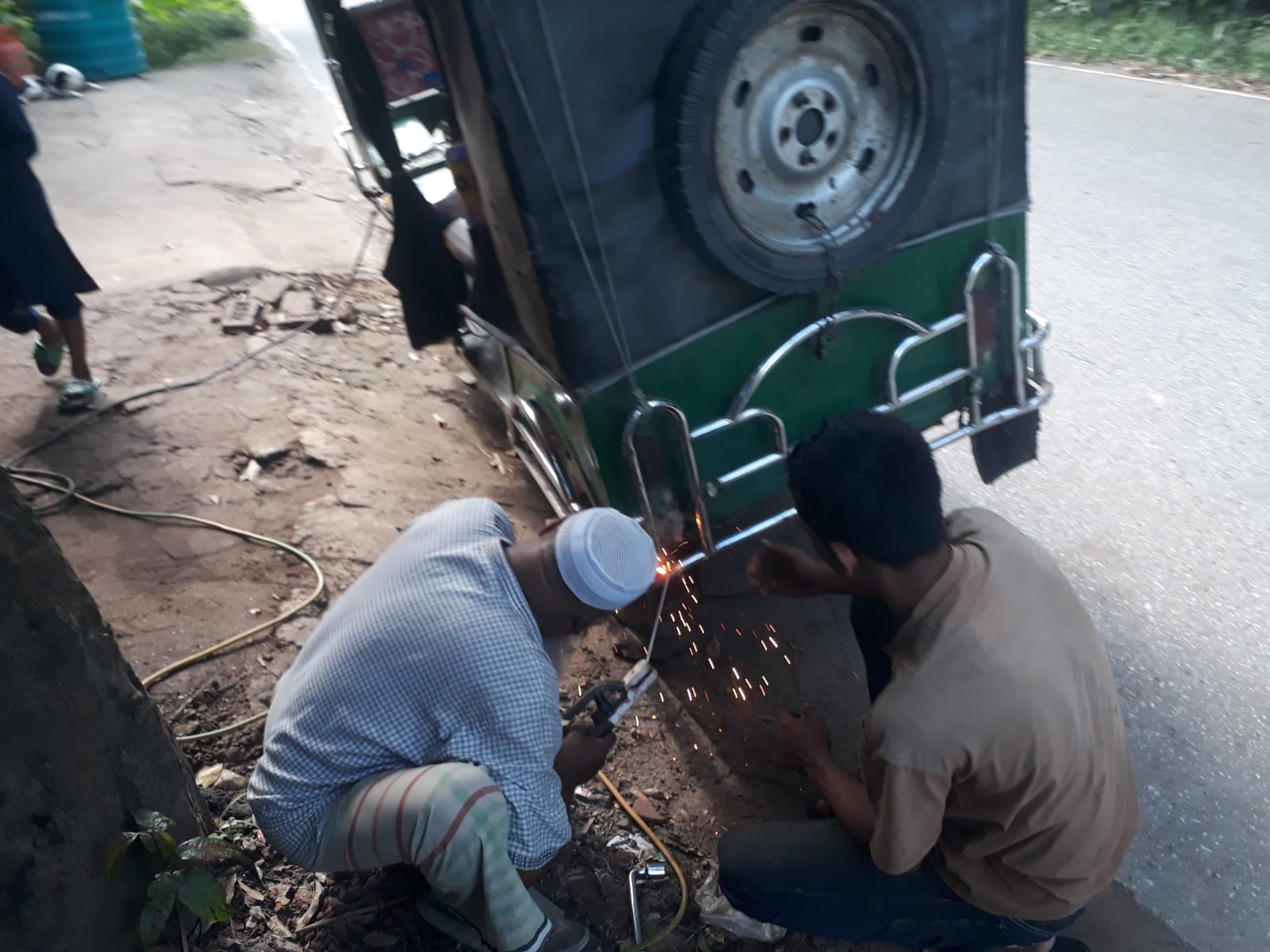 শ্রীনগরে রাস্তার পাশে ওয়েল্ডিংয়ের তীব্র আলোয় পথচারীদের স্বাস্থ্যঝুঁকি