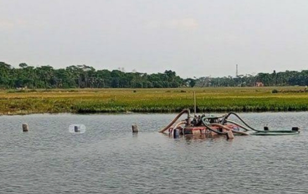 ফরিদগঞ্জে অবৈধ ড্রেজারে ধ্বংসের দ্বারপ্রান্তে কৃষিজমি ও আবাদ