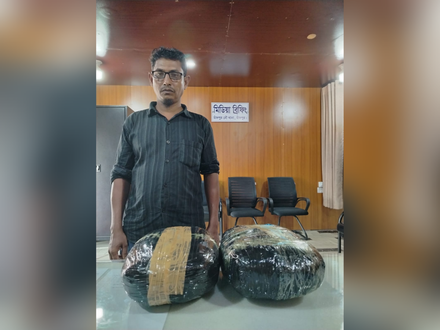 হবিগঞ্জ থেকে ঢাকা নিয়ে যাওয়ার পথে চাঁদপুর লঞ্চঘাটে ৩ কেজি গাঁজাসহ গ্রেপ্তার ১