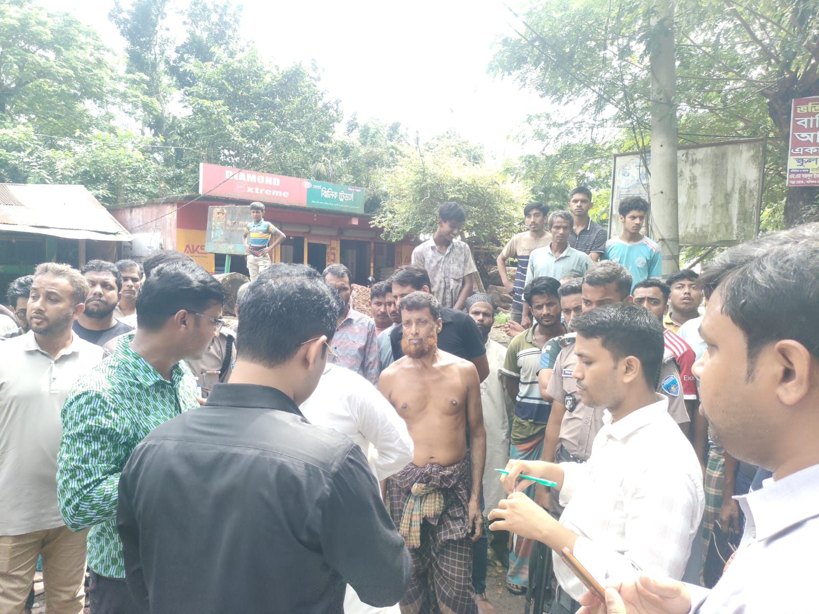 বাকিলা বাজারে সড়কে গাছের গুঁড়ি, দু কাঠ ব্যবসায়ীকে জরিমানা