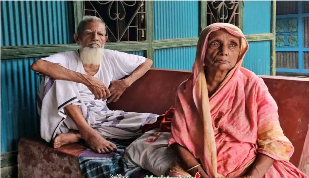সম্পত্তি লিখে না দেওয়ায় বৃদ্ধ মা-বাবাকে ঘরছাড়া করলো ছেলেরা