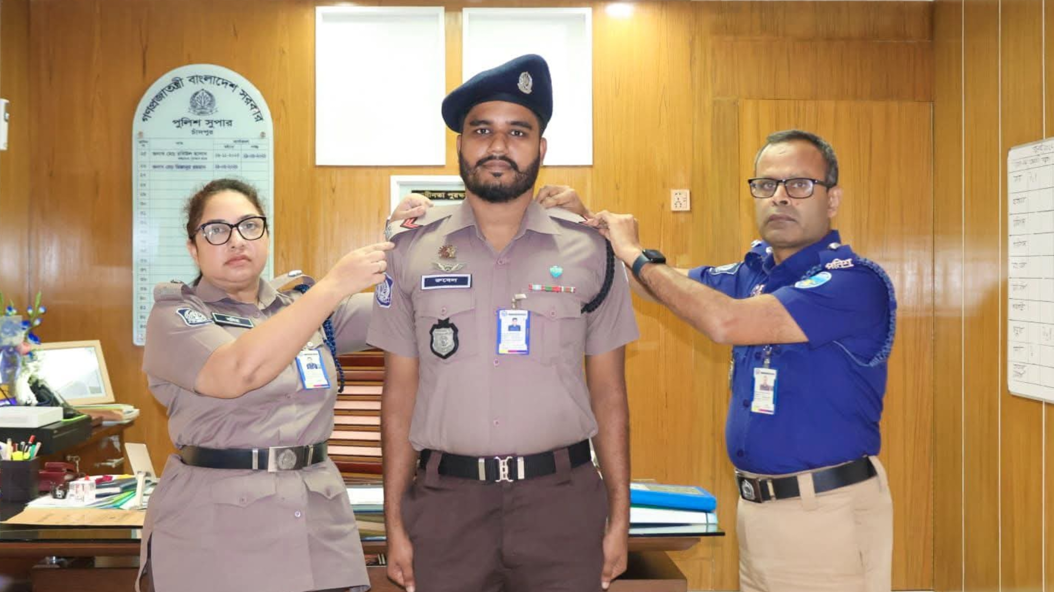 পদোন্নতিপ্রাপ্ত পুলিশ সদস্যকে র্যাংক ব্যাজ পরালেন পুলিশ সুপার