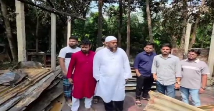 চাঁদপুর গ্রামে অগ্নিকাণ্ডে ক্ষতিগ্রস্ত স্থান পরিদর্শনে জুয়েল মিজি