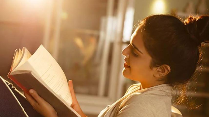 মোবাইলের যুগে বই পড়ার অভ্যাস