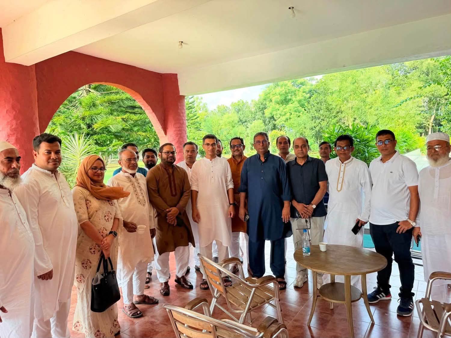 আশিক চৌধুরীর গ্রামের বাড়ির প্রাকৃতিক পরিবেশে মুগ্ধ এমপি মানিক