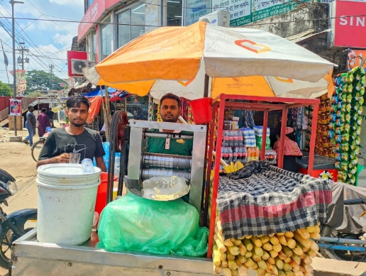আখের রস বিক্রি করে সংসার চালান আমির