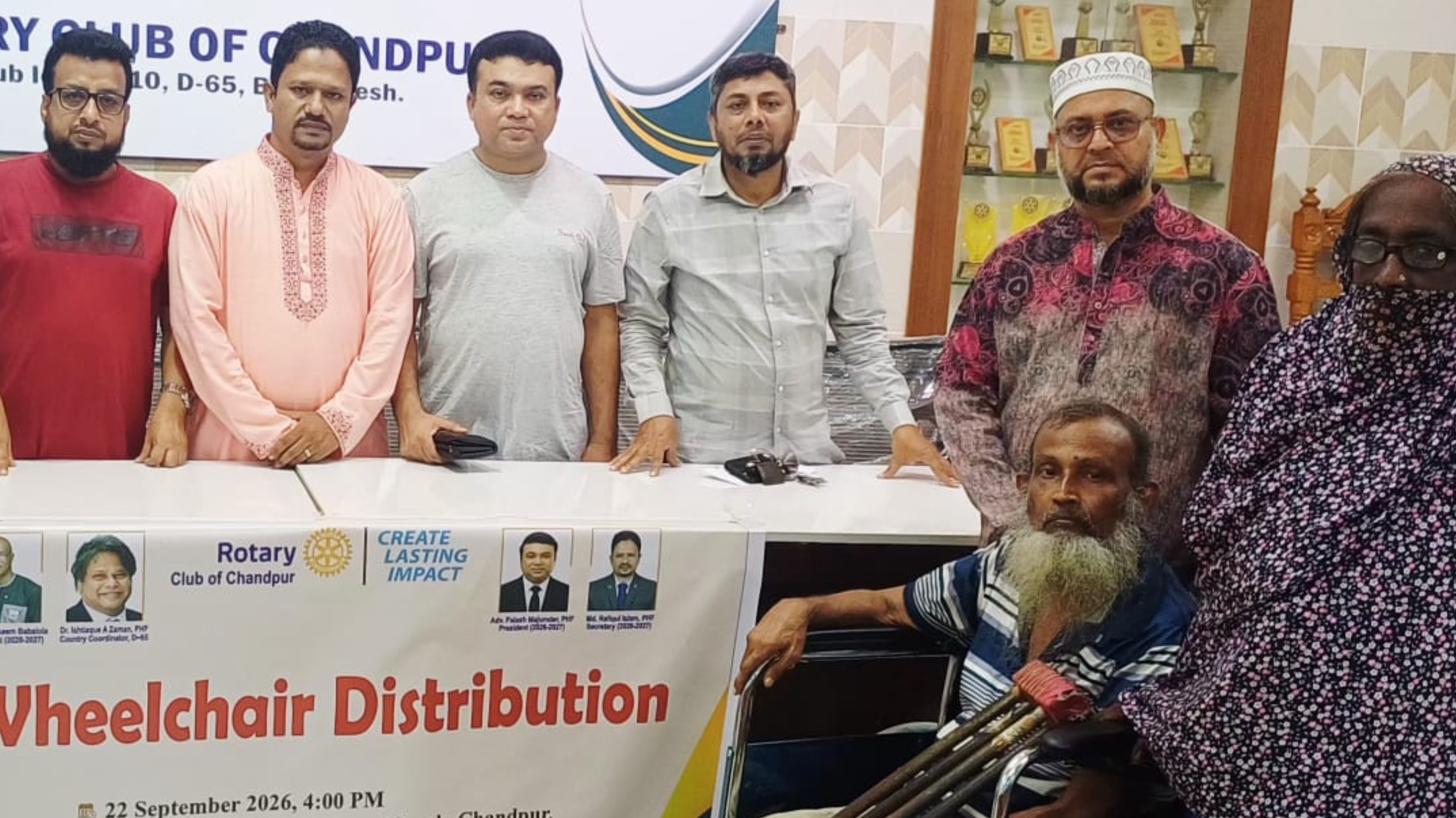 অসহায় বৃদ্ধের পাশে চাঁদপুর রোটারী ক্লাব