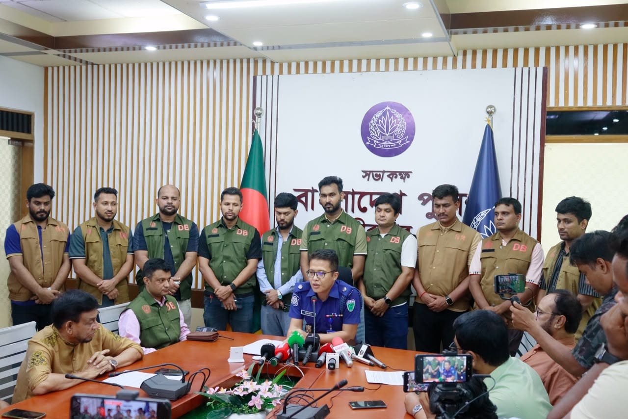 সীমানা পিলার ও প্রাচীন কয়েন বিক্রির নামে সাড়ে ৩ কোটি টাকা প্রতারণা, ডিবির হাতে গ্রেপ্তার ৪