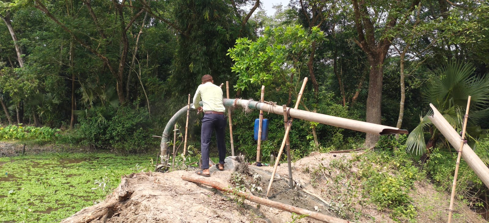 কচুয়ায় সরকারি খালের অবৈধ ড্রেজার ও পাইপ গুঁড়িয়ে দিলো ভূমি অফিস