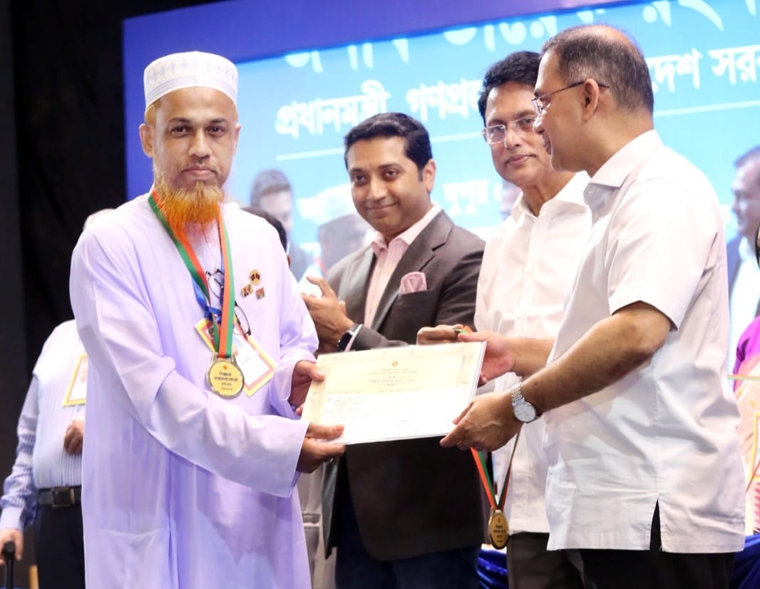 প্রধানমন্ত্রীর হাত থেকে শ্রেষ্ঠ গুণী শিক্ষকের স্বীকৃতি গ্রহণ করলেন ফরিদগঞ্জ কামিল মাদ্রাসার মুহাদ্দিস মাও. মোশাররফ হোসাইন